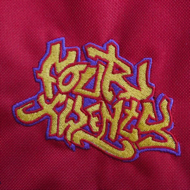 Haft graffiti Four Twenty na czerwonej tkaninie