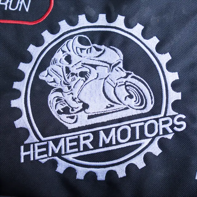 Haft logo Hemer Motors na czarnej odzieży