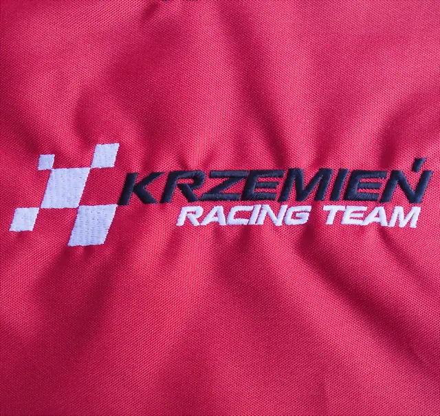 Haft logo Krzemień Racing Team na czerwonej tkaninie