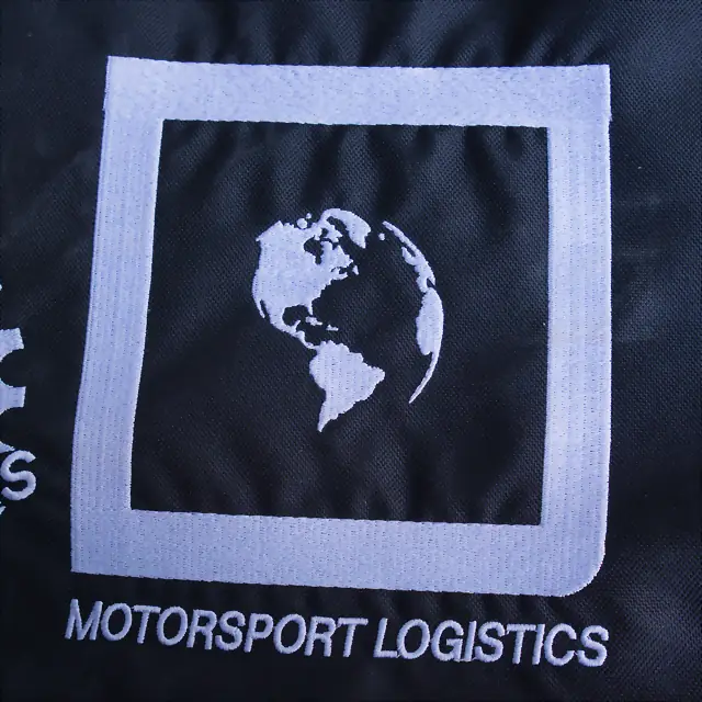 Haft logo Motorsport Logistics na czarnej odzieży