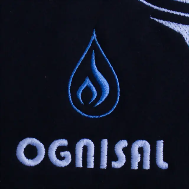 Haft logo Ognisal na czarnej odzieży