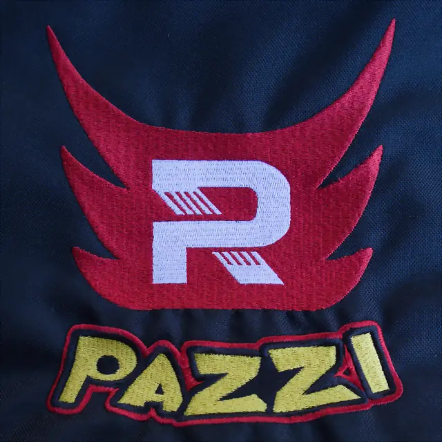 Haft logo Pazzi na odzieży motocyklowej