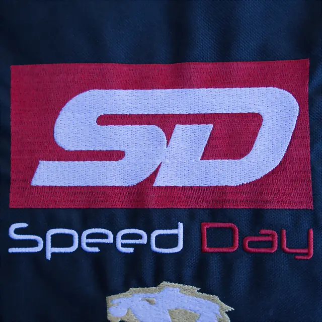 Haft logo SD Speed Day na granatowej odzieży