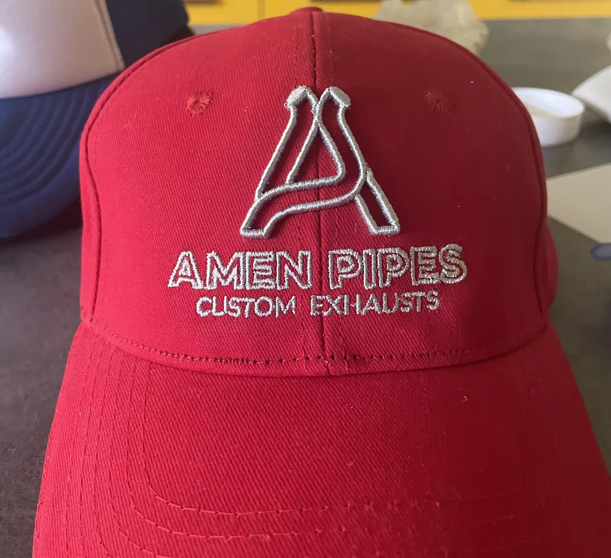 Wypukły haft 3D z logo Amen Pipes na czerwonej czapce z daszkiem
