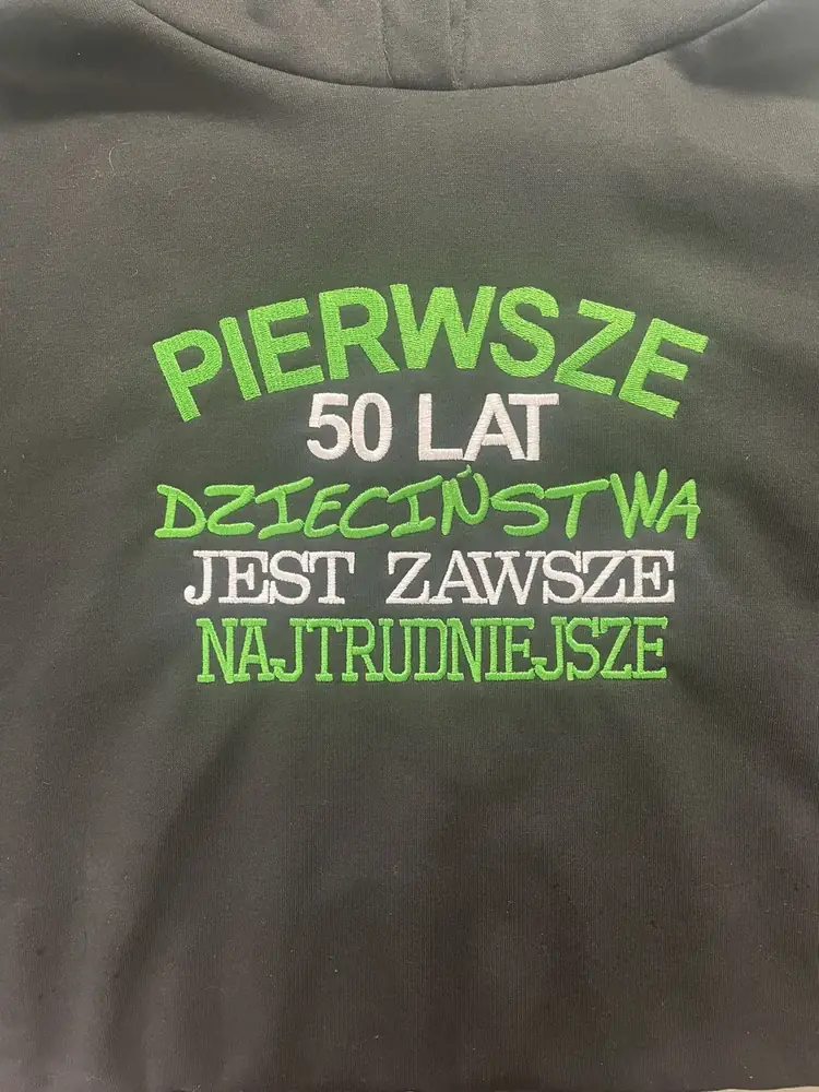Haftowany zielono-biały napis okolicznościowy na ciemnej bluzie
