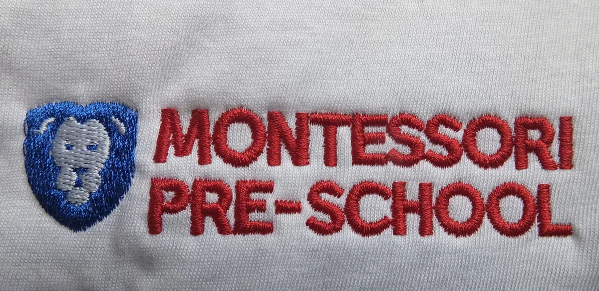 Haftowany napis Montessori Pre-School z logo na jasnej polówce