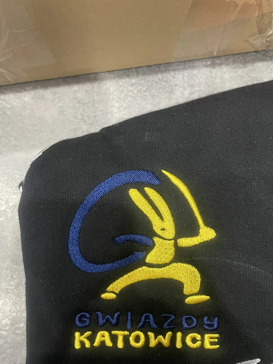 Próba haftu logo klubu Gwiazdy Katowice wyszyta na czarnym materiale